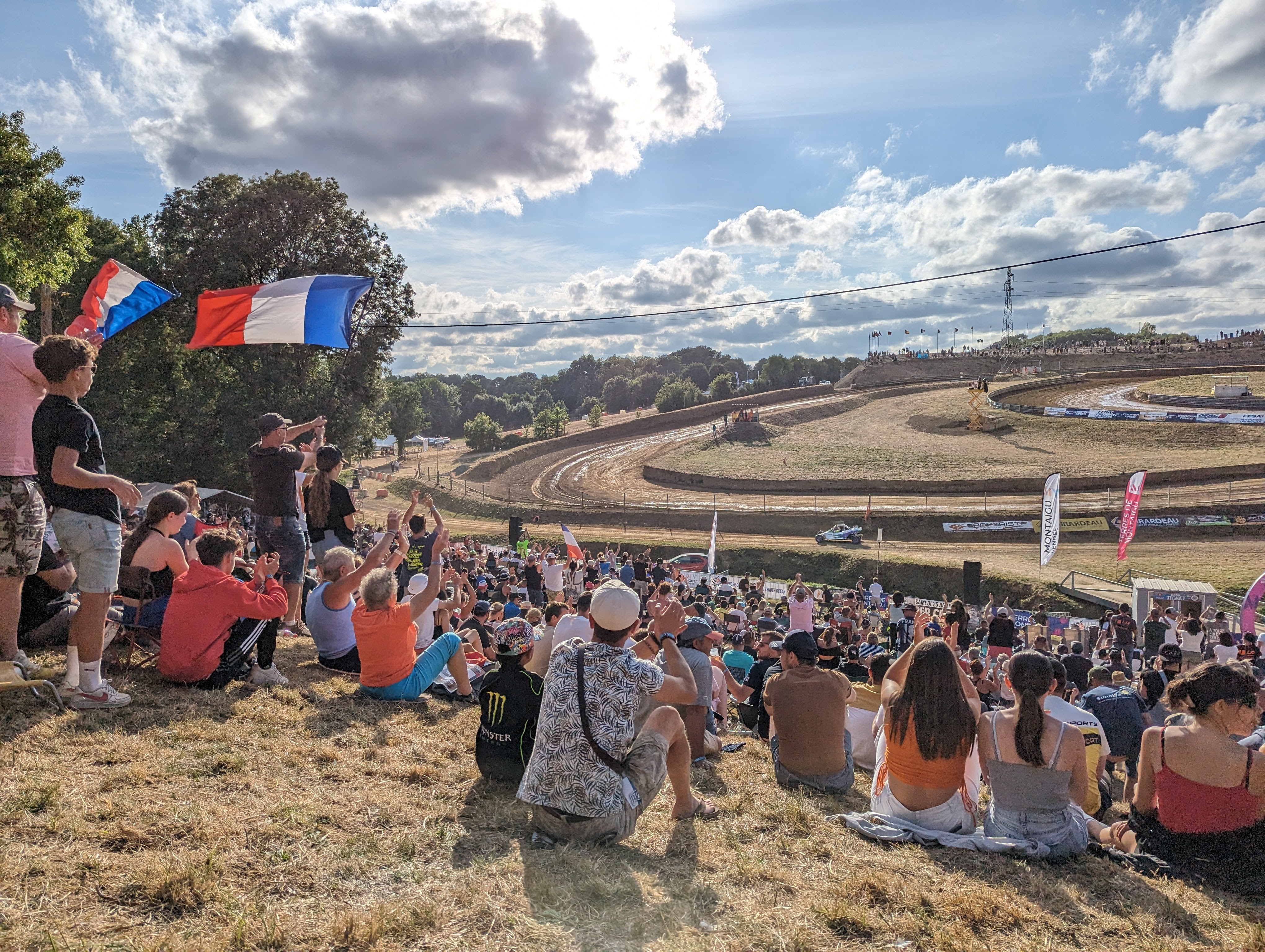 https://www.autocross-stgeorges.fr//upload//PHOTOS/ANNEE 2024/L'ambiance à Saint Georges/PXL_20230722_171455222.jpg